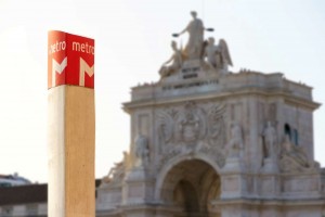Λισαβόνα Μετρό Metro sign at the commerce square in Lisbon, Portugal, with the gate in the background