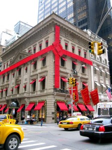 Luxury shop decorated as a Christmas gift, in 5th Avenue, where the most expensive stores of Manhattan are located-1200