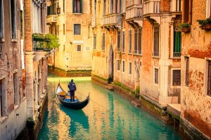 Γόνδολα σε κανάλι της Βενετίας