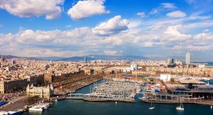 Θέα του Port Vell της Βαρκελώνης μια ηλιόλουστη ημέρα