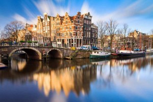 Όμορφη εικόνα των κανάλιων του Brouwersgracht, μνημείου παγκόσμιας κληρονομιάς της Unesco