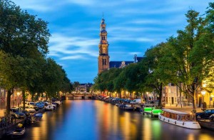 το Westerkerk στο κανάλι Prinsengracht στο Άμστερνταμ